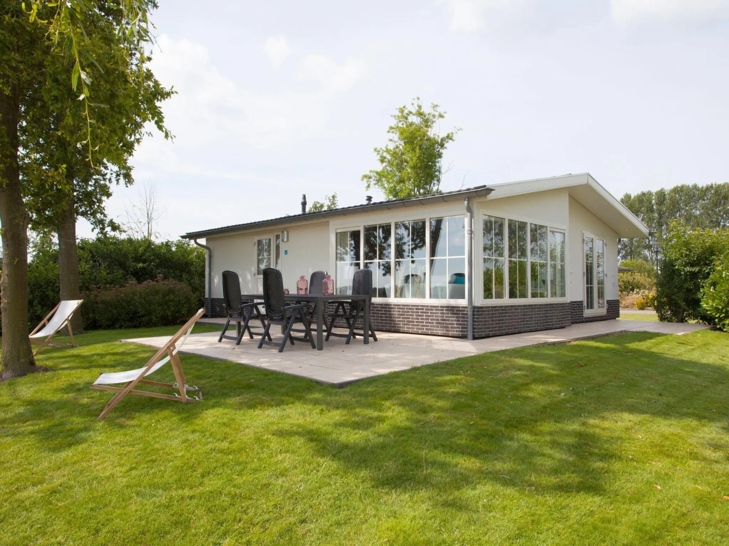 Detached, light chalet with dishwasher not far from Hoorn