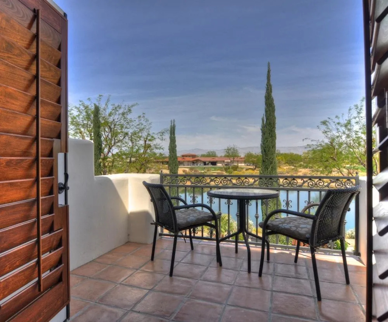 Spectacular Lakefront Estate