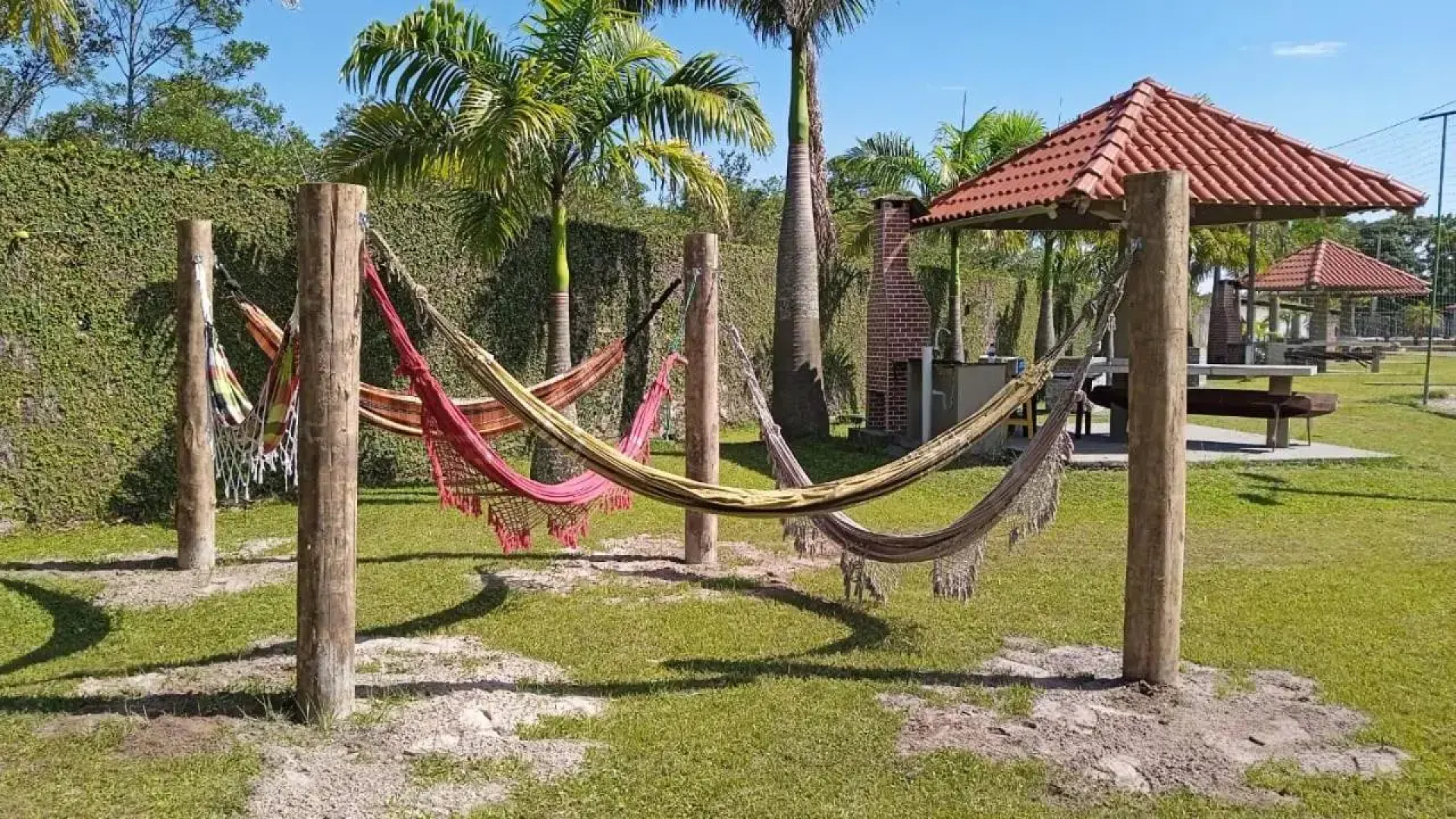 250m da praia-Kitinete com Piscina-Matinhos-PR