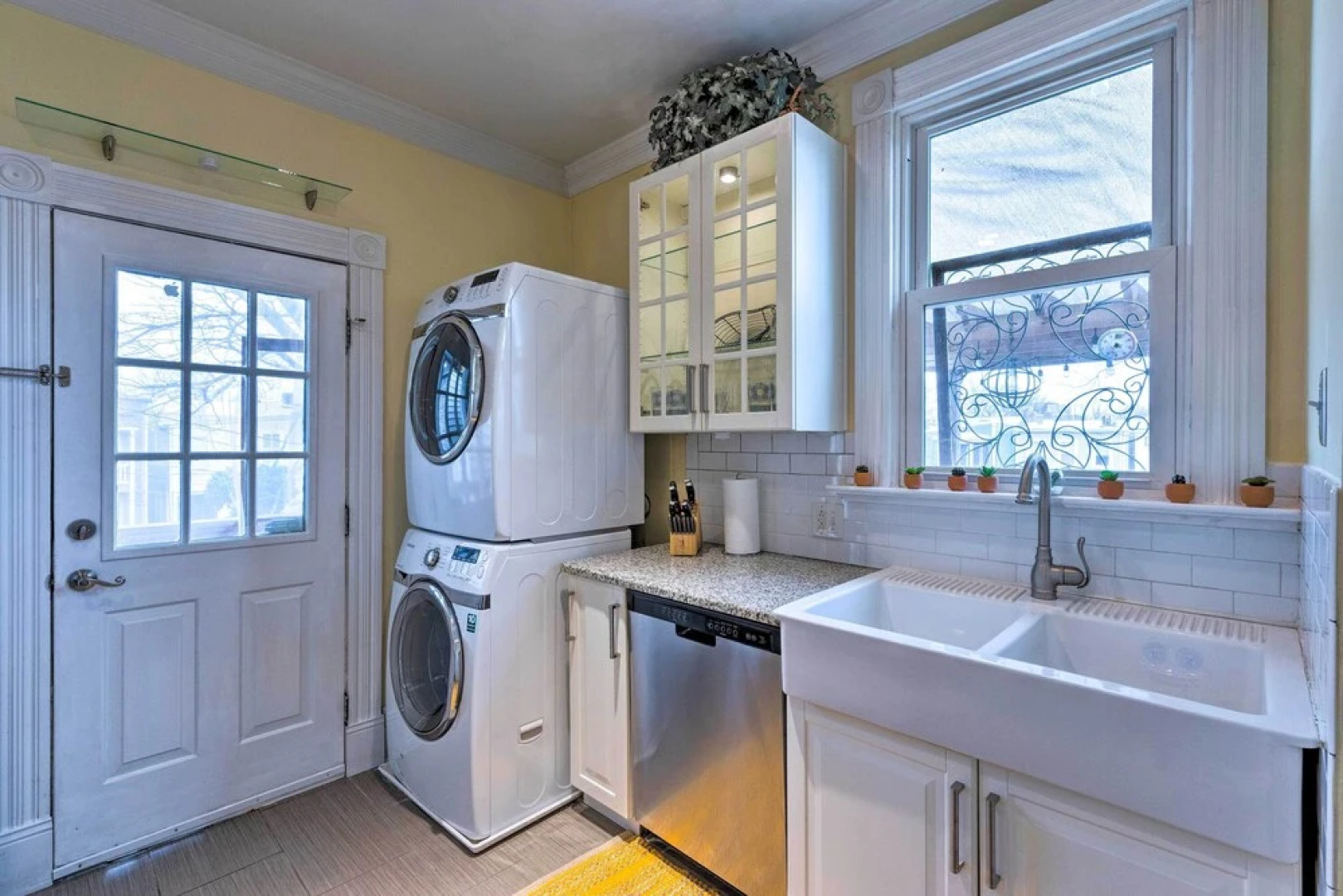 Chic Richmond Apartment w/ Private Deck and Patio!