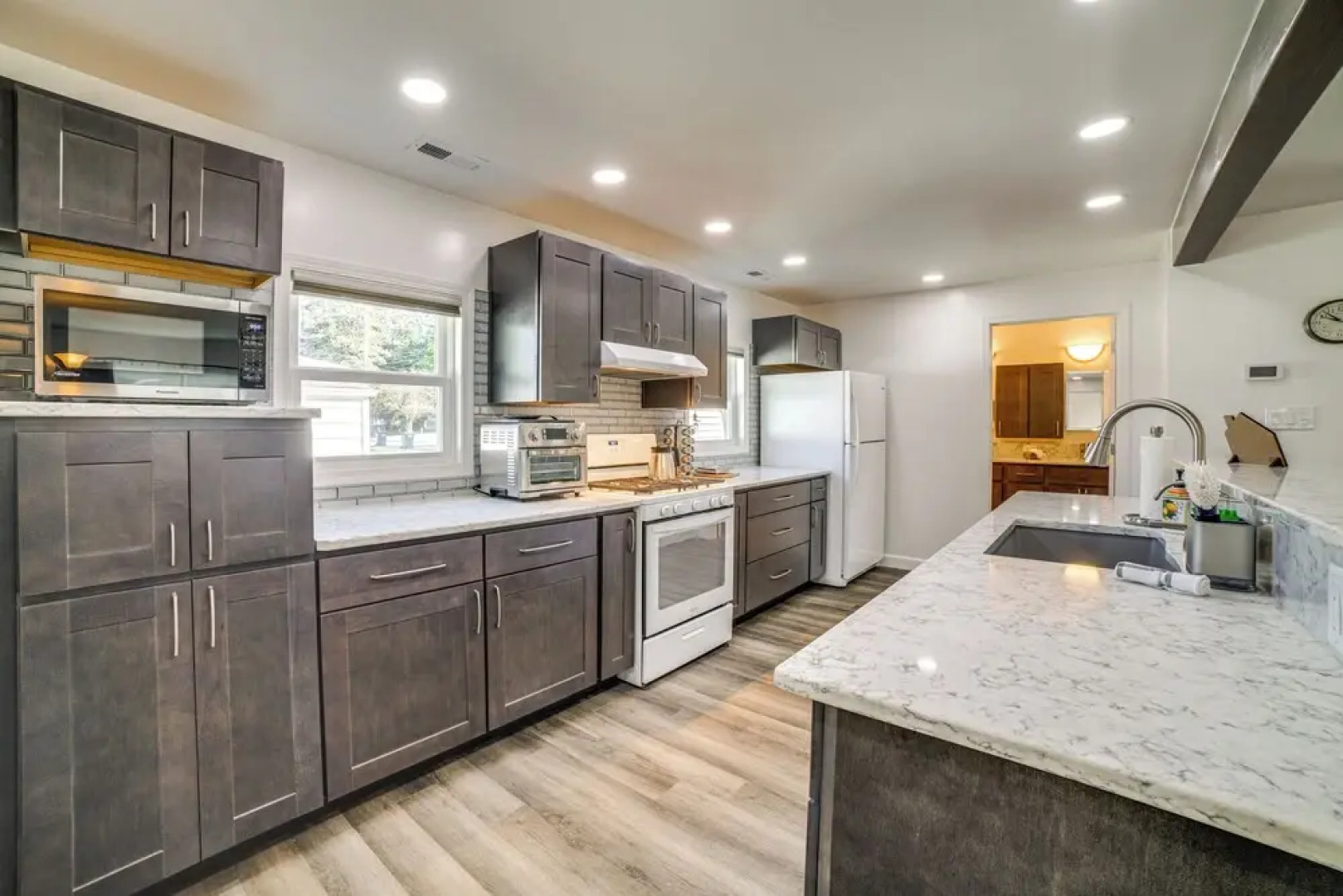 < 1 Mi to Dwtn: Valparaiso Family Home