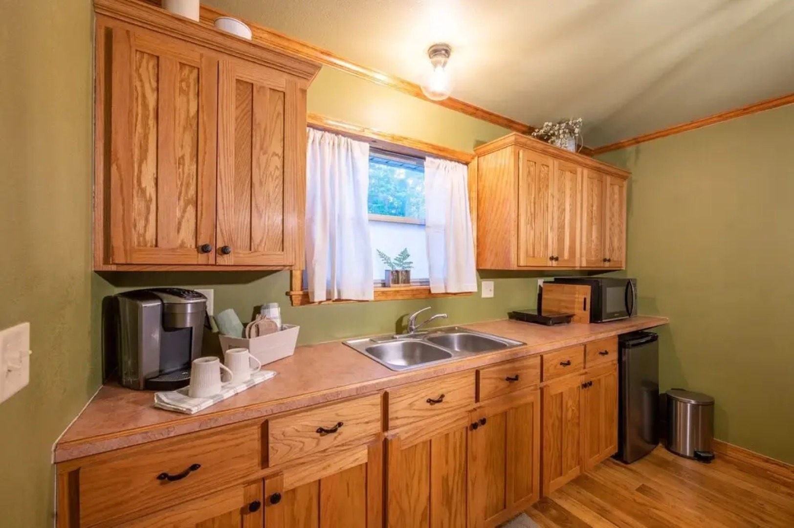 Rose Lane Cottage Studio With Game Room and Private Hot Tub by Redawning