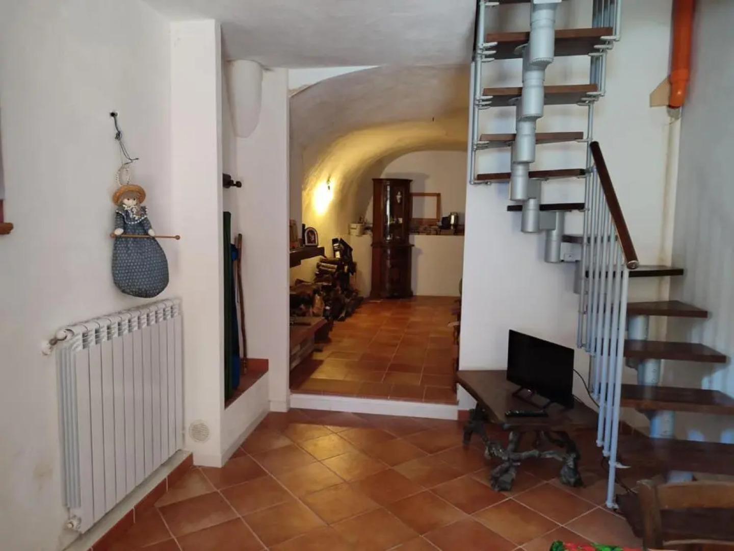 Logement avec parking et terrasse devant la maison, très jolie vue