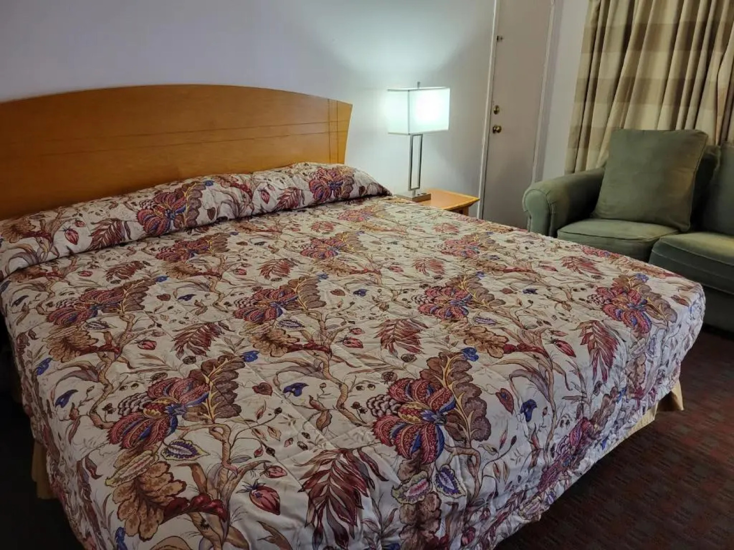 Emerald Inn & Lounge