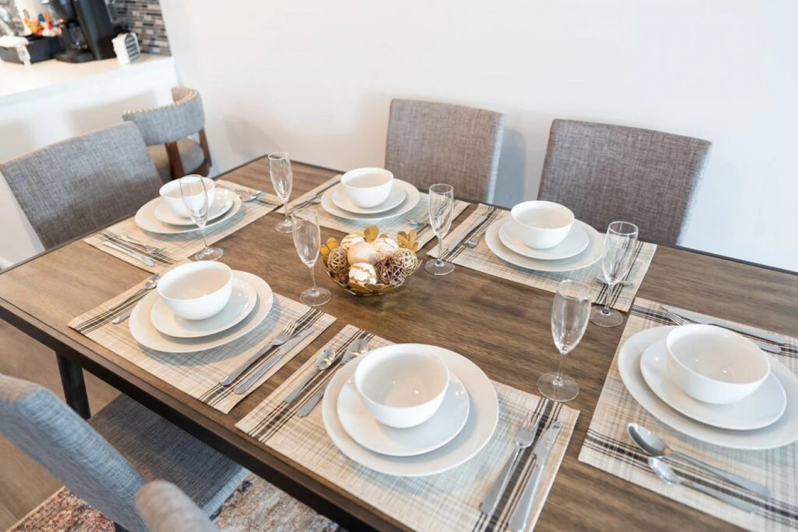 LARGE 4-BEDROOM HOUSE WITH AIR HOCKEY TABLE CLOSE TO DISNEYLAND IN ORANGE COUNTY  (p41)