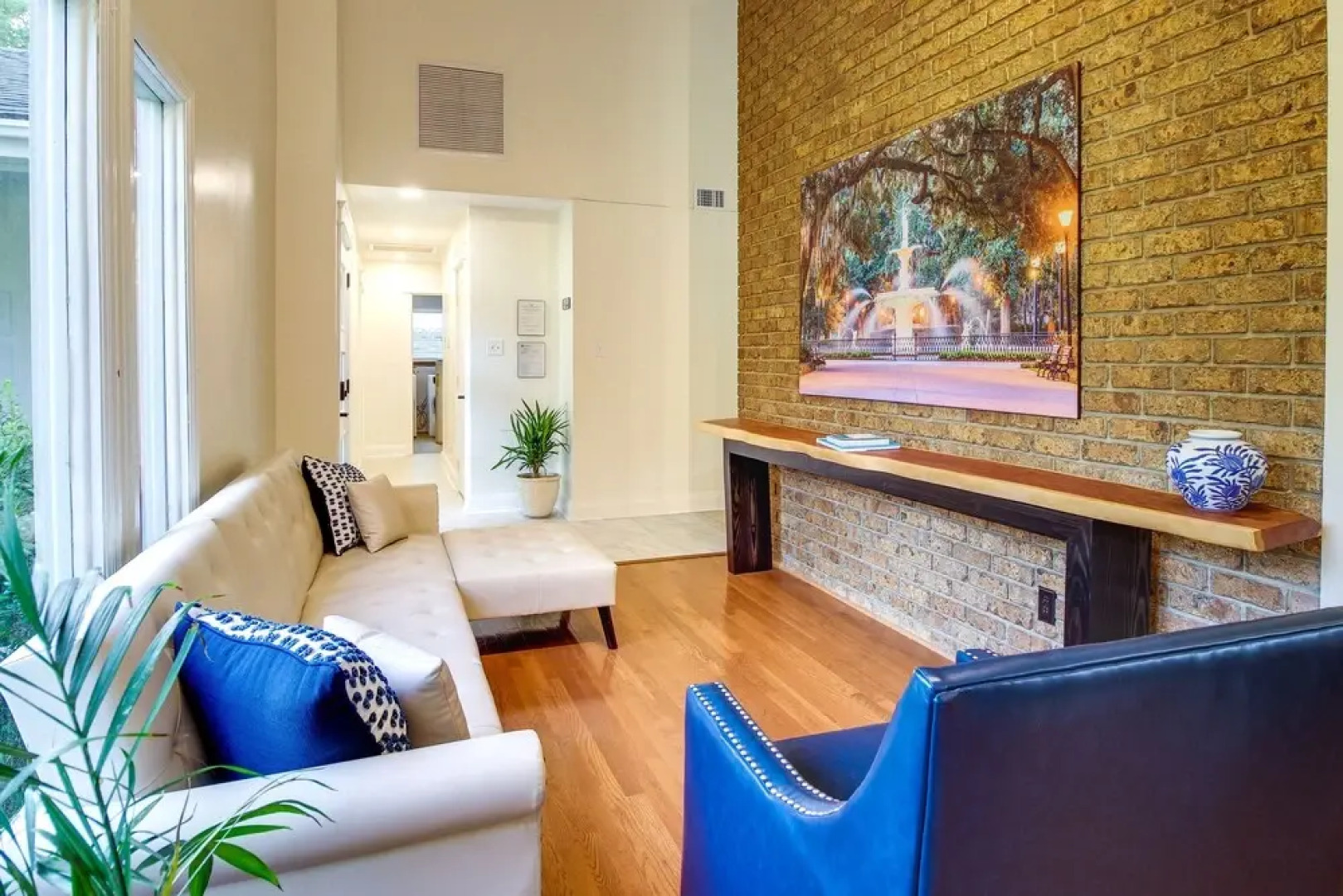 Chic Georgia Abode w/ Lounge Living: Near Beaches!