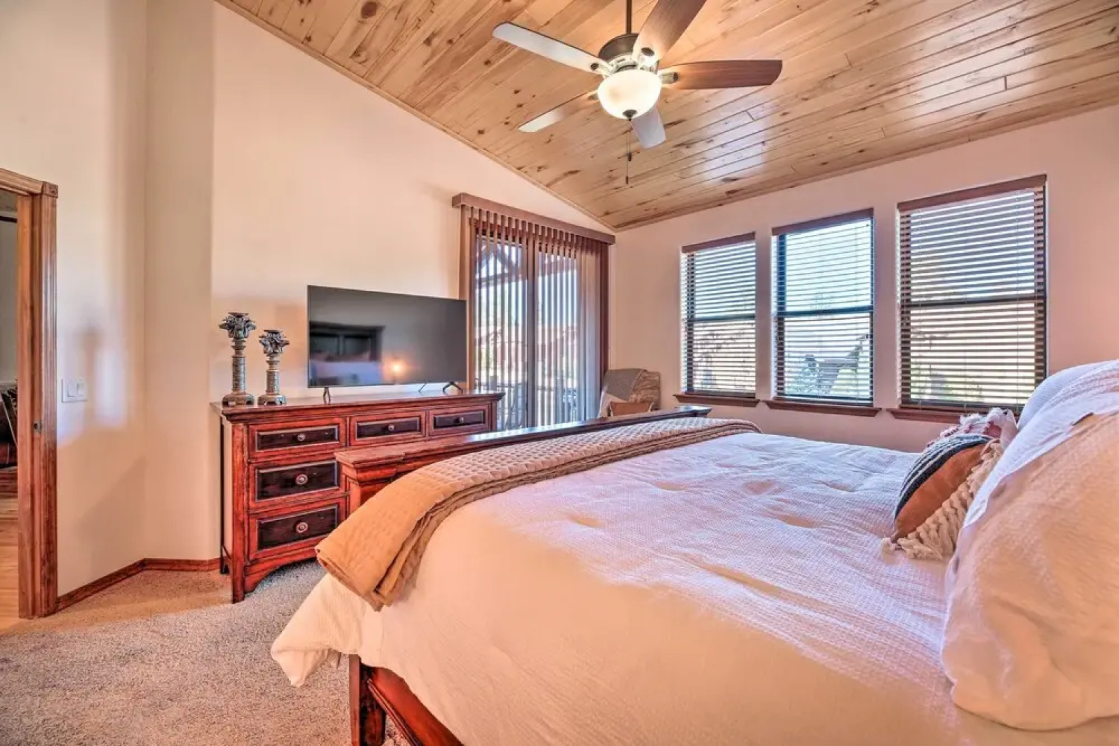 Patio, Deck & Grill: Spacious Show Low Home!