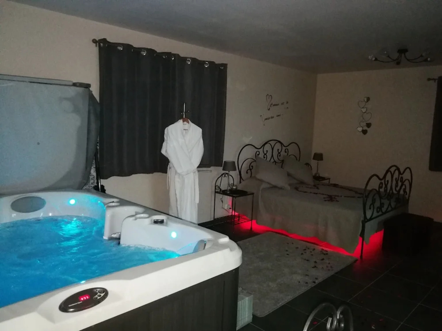 Au Plaisir Des Sens - Jacuzzi