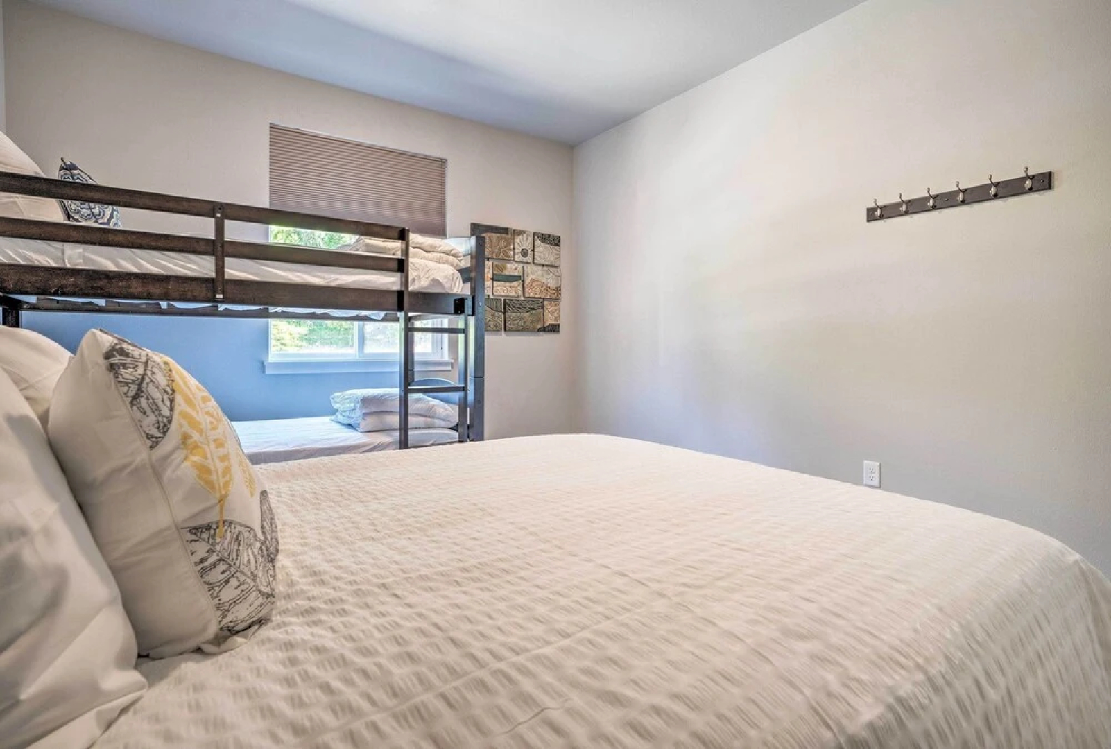 Lake Chelan Condo, Walk to Brewery & Wineries