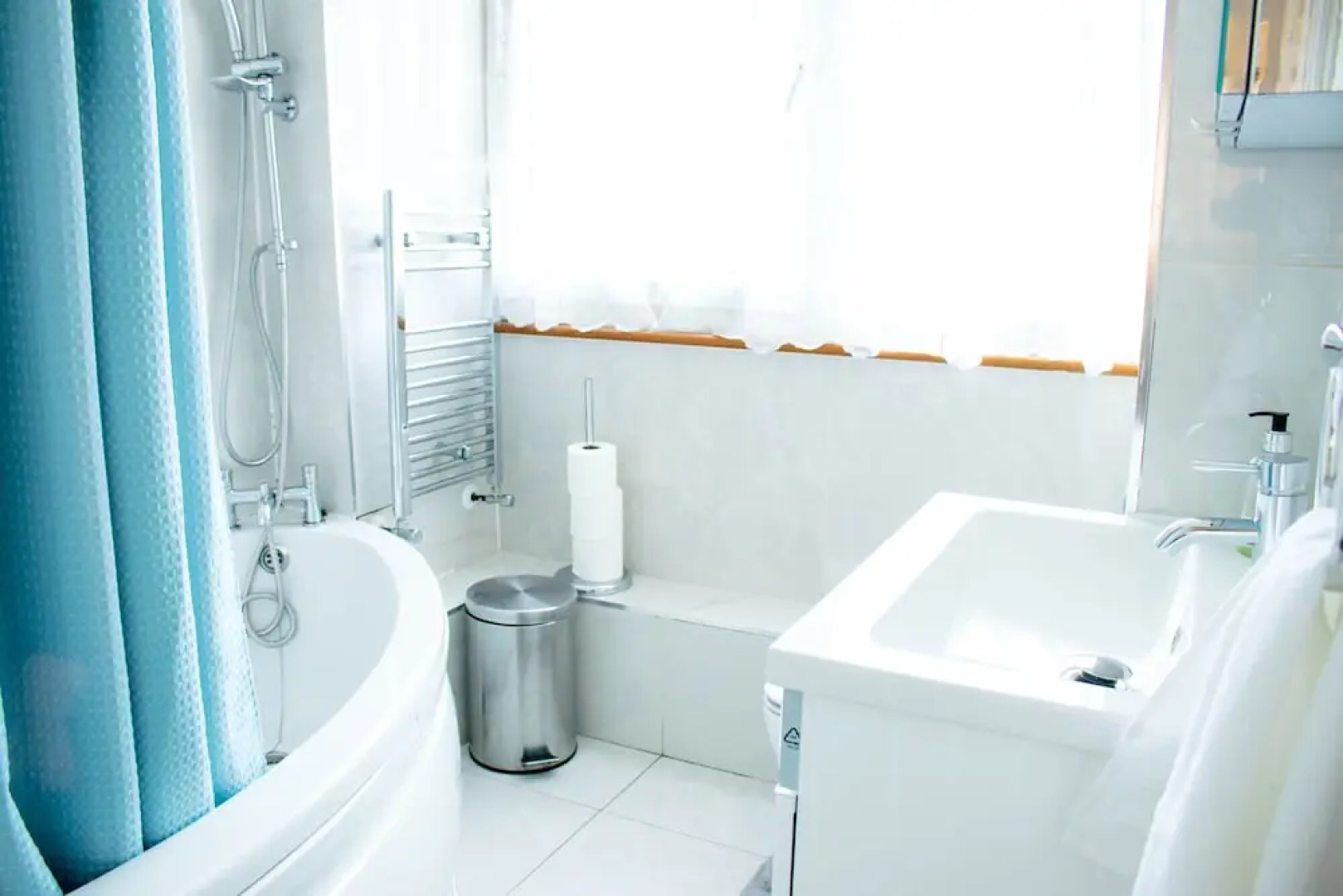 Spacious 5-bed House! Tilbury! Free Parking!