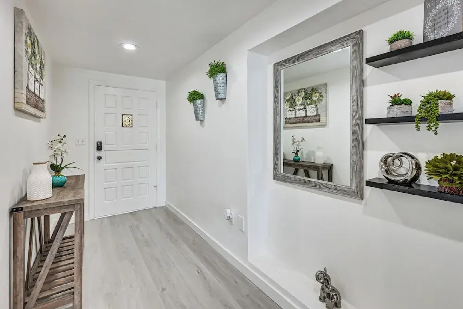 Sunset Views & Hot Tub: Lakefront Holiday Retreat!