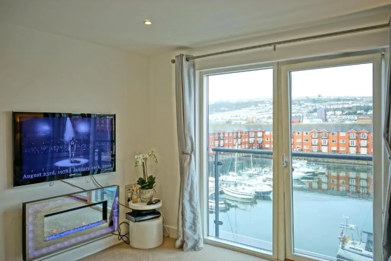 Penthouse Swansea Marina City Centre 100m from Beach