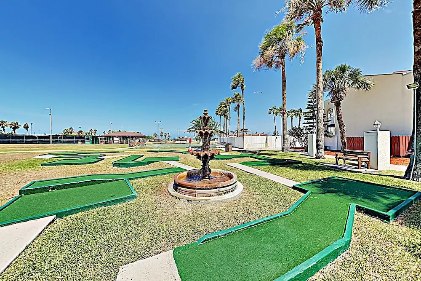 Bayside Getaway: Pools, Tennis, Golf, Private Dock 1 Bedroom Home