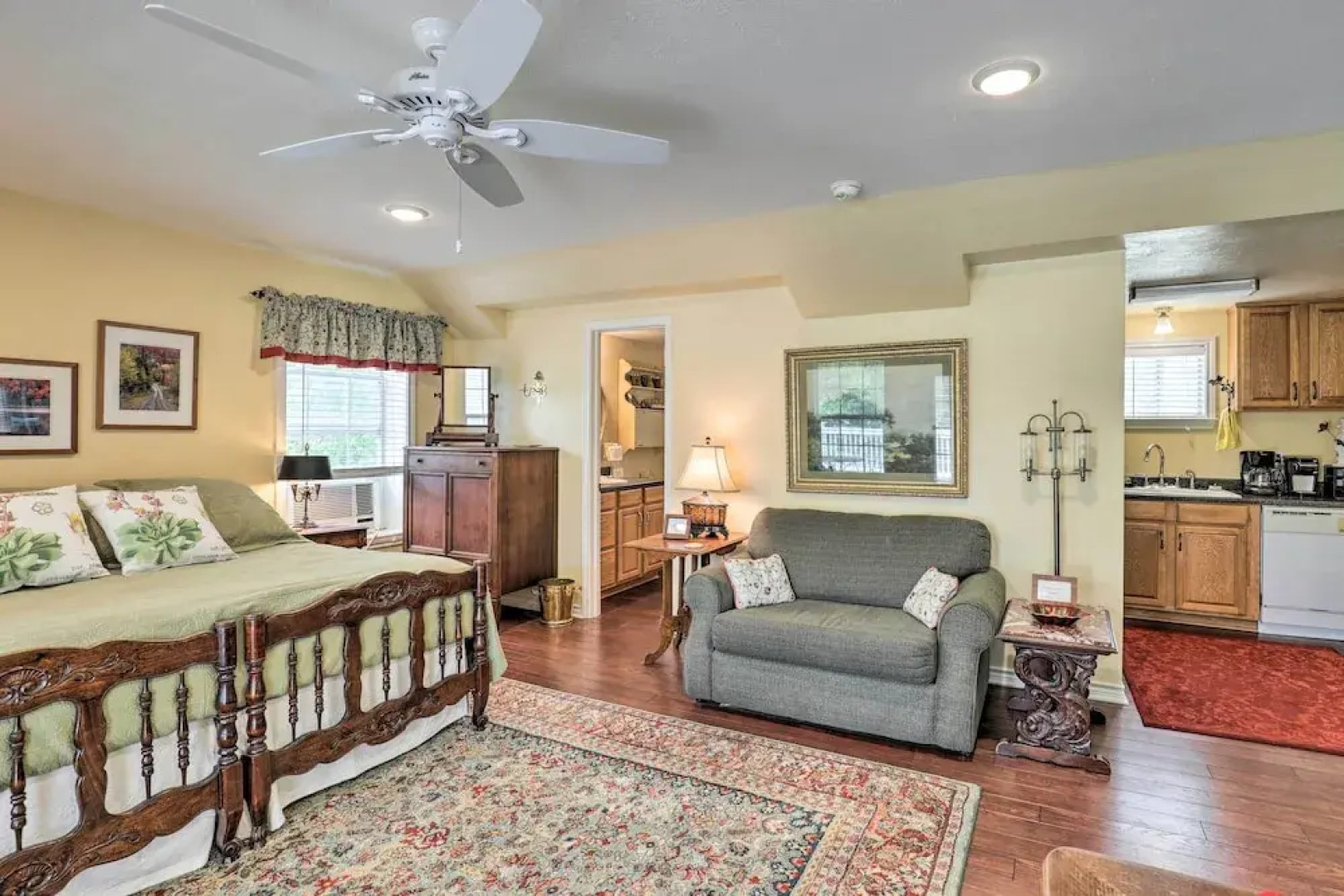 Studio in College Station w/ Expansive Deck!