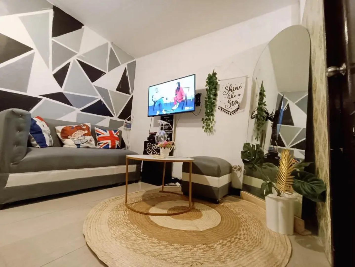 Mamby Gray's Place Balcony, Karaoke ,Wifi,Netflix &Kitchen