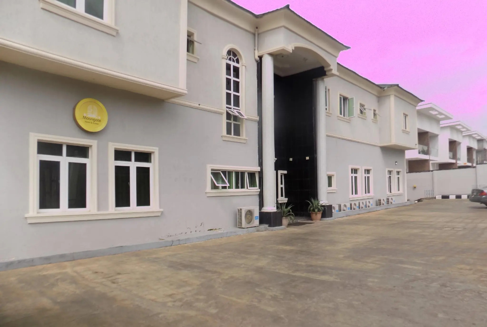 Moongate Hotel and Suites