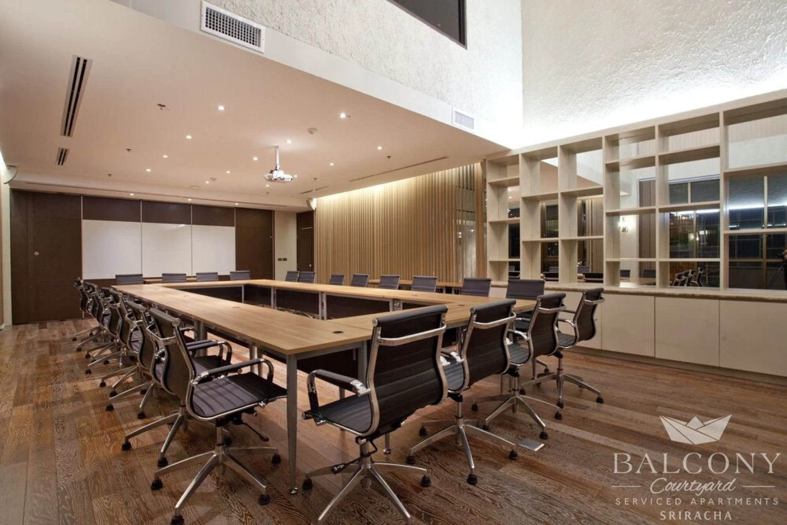 Balcony Courtyard Hotel & Serviced Apartment