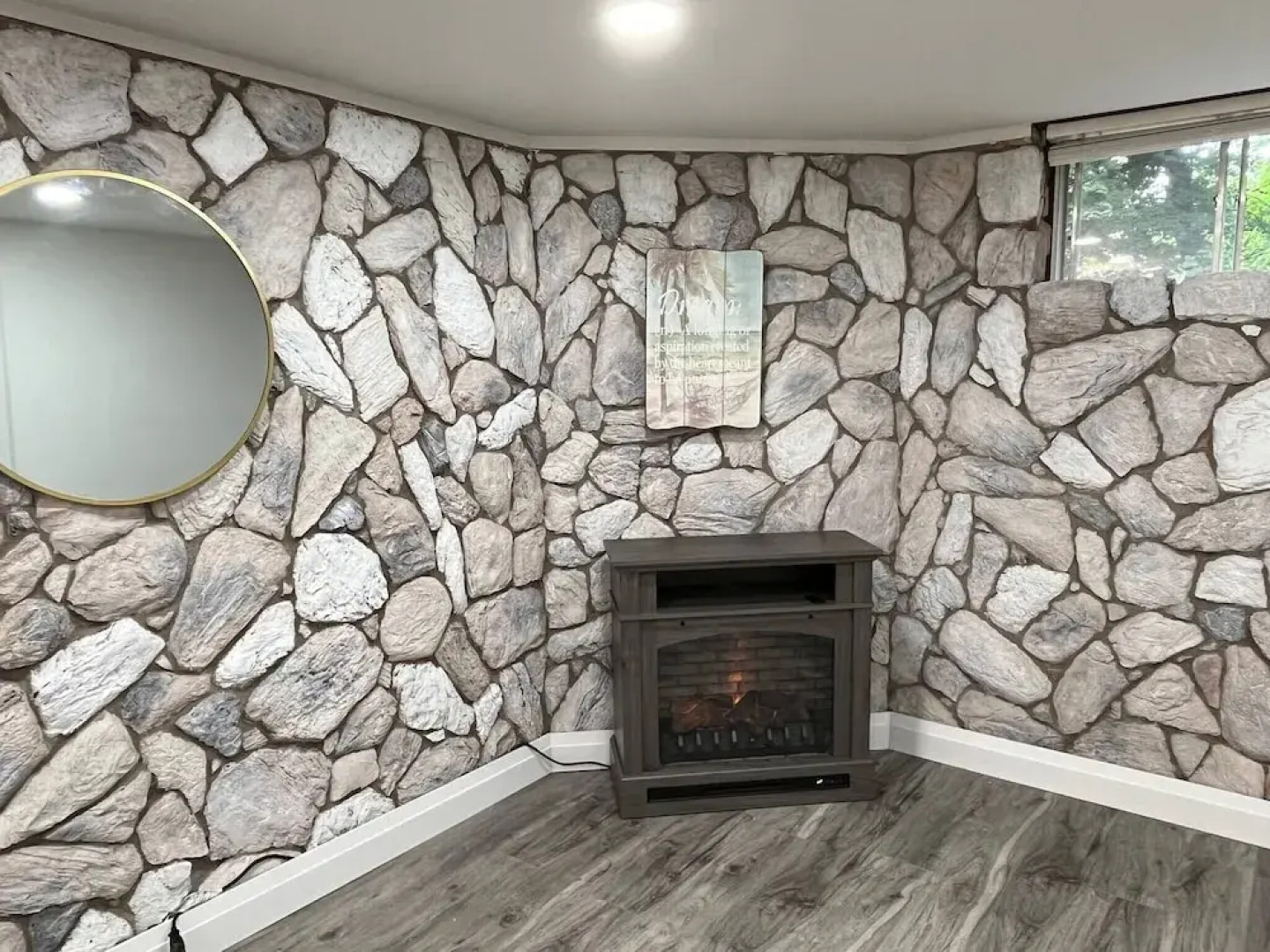 Adorable 1 Bedroom Suite With Kitchen &