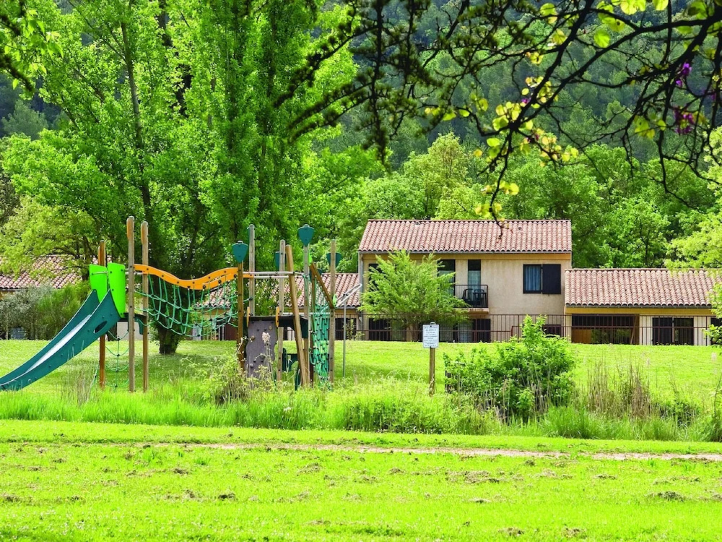 Well-kept Apartment in the Lubéron Near a spa Resort
