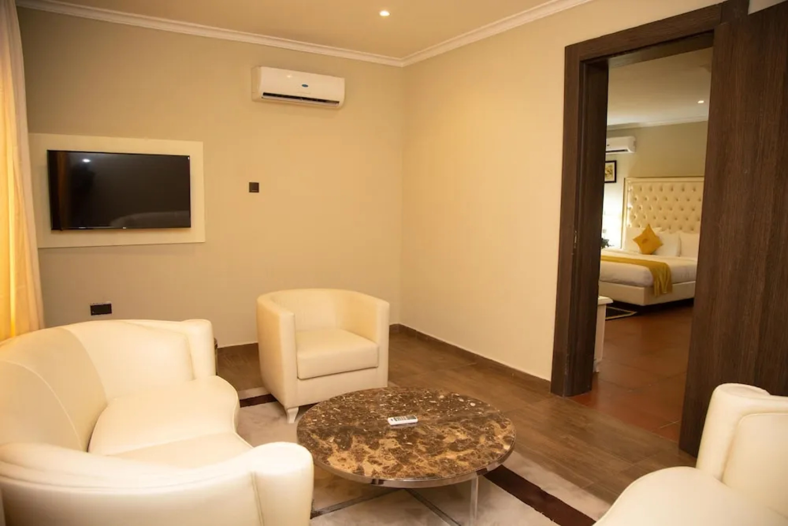 Oak Haven Hotel And Suites