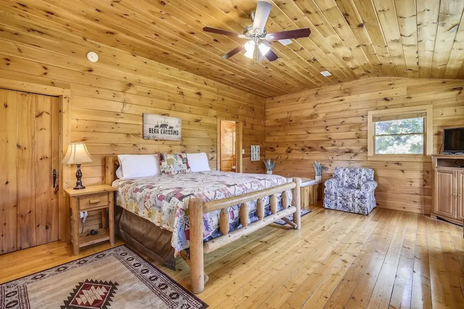 Mountain Serenity 2 Bedroom Cabin by RedAwning