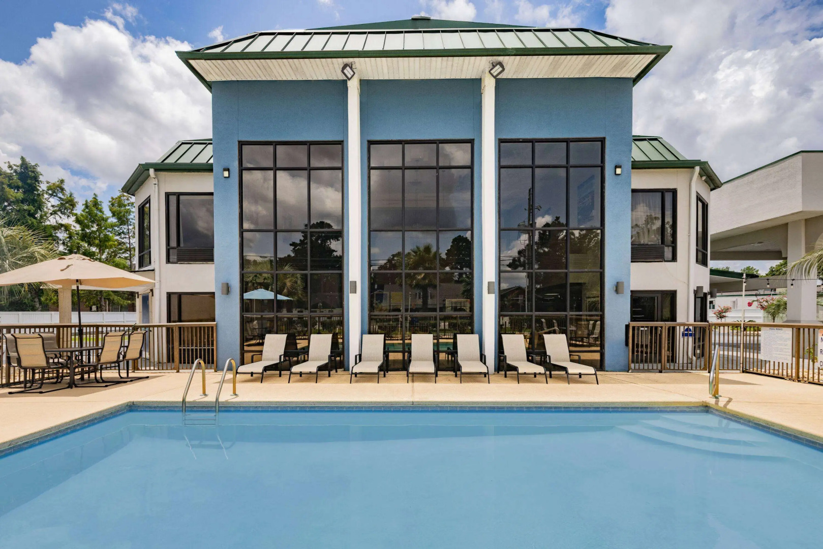 Days Inn & Suites by Wyndham Savannah Midtown