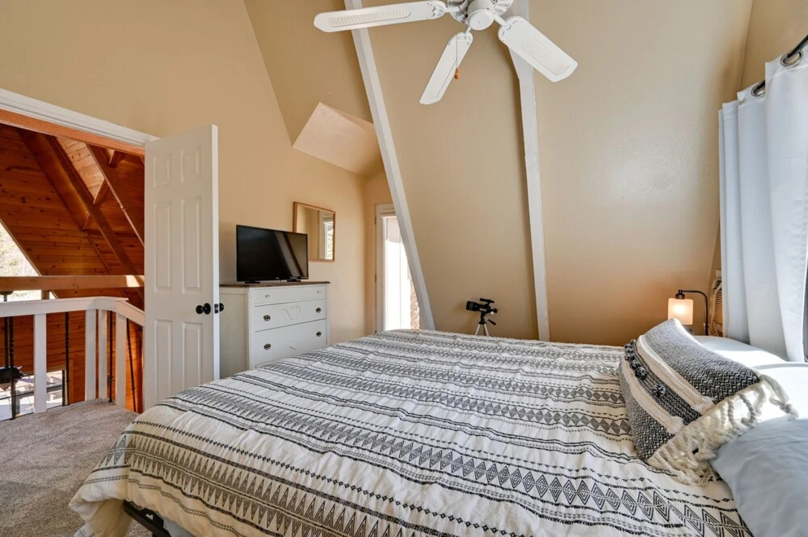 A-frame Munds Park Retreat: 35 Miles to Snowbowl