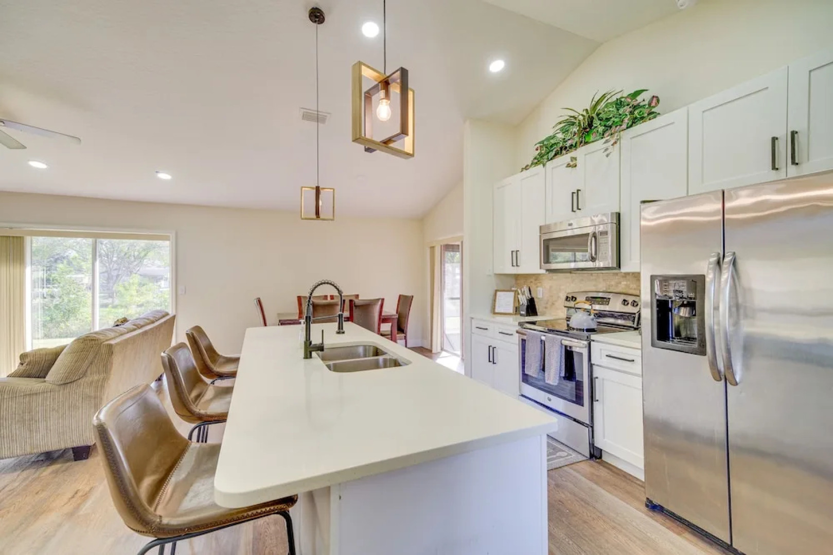 Sunny Palm Bay Home w/ Screened Porch Near Beaches