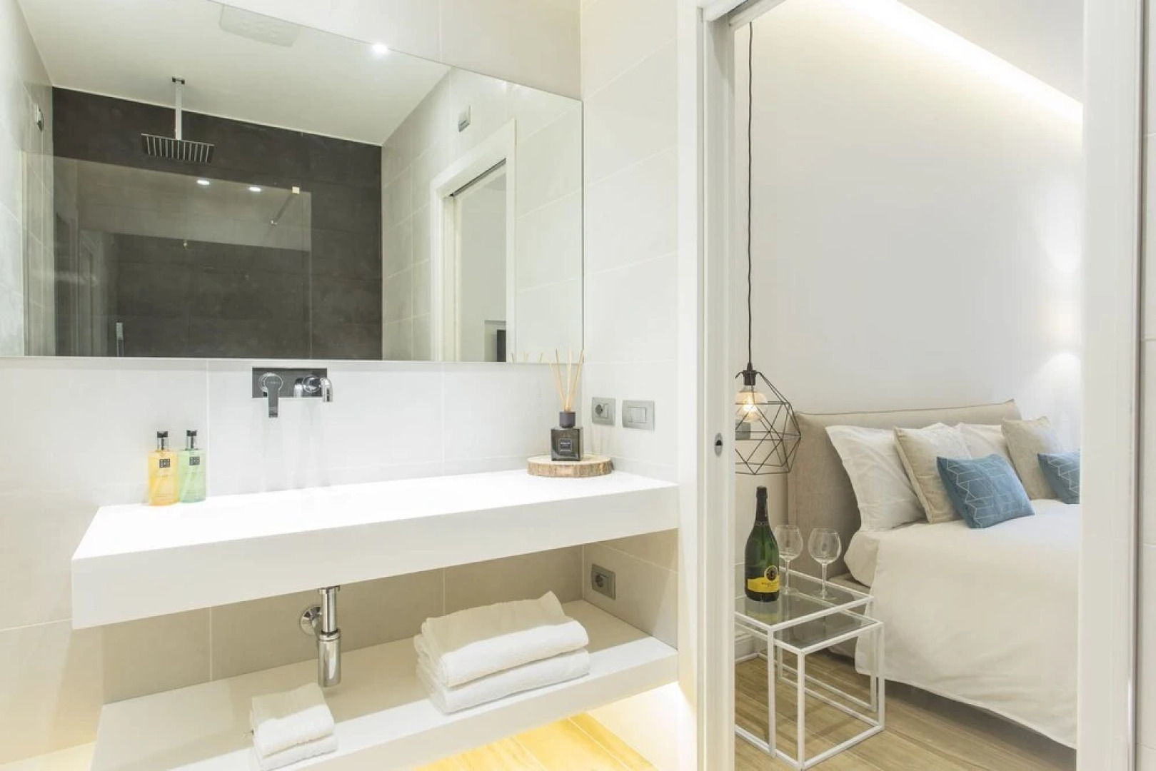 Erïk Langer Cesare Battisti Suites