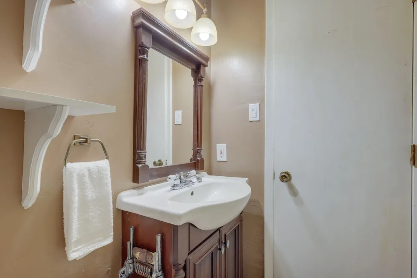 Mountainside Bliss: Red River Getaway w/ Fireplace