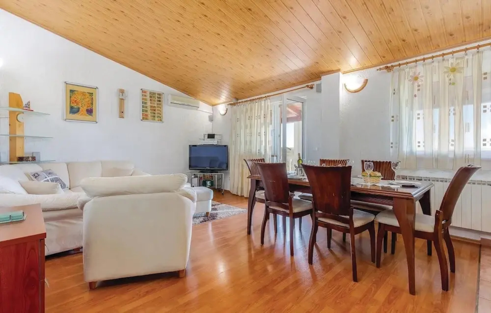 Beautiful Home in Donji Zagon With Wifi and 6 Bedrooms