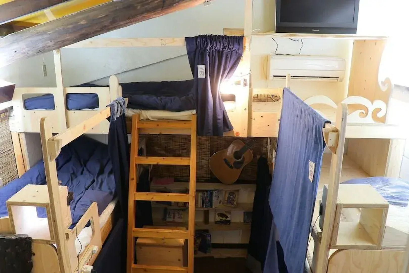 Cafe Bar & Hostel Go Me