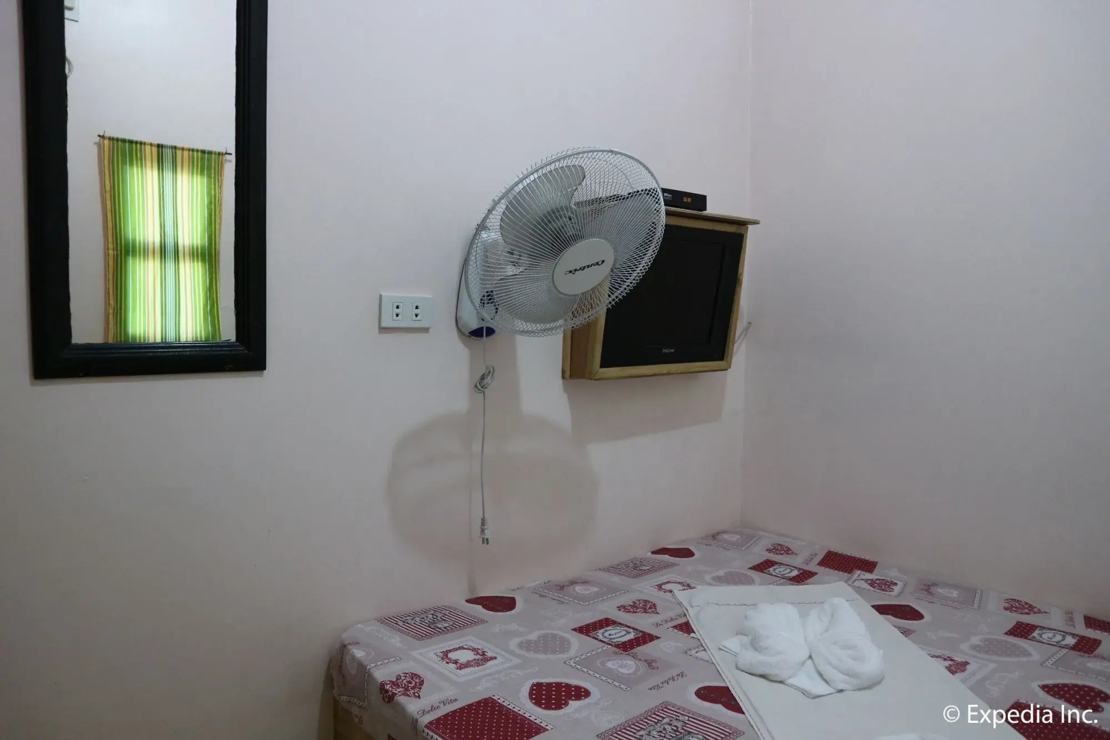 ZEN Rooms Basic White Knights Dumaguete