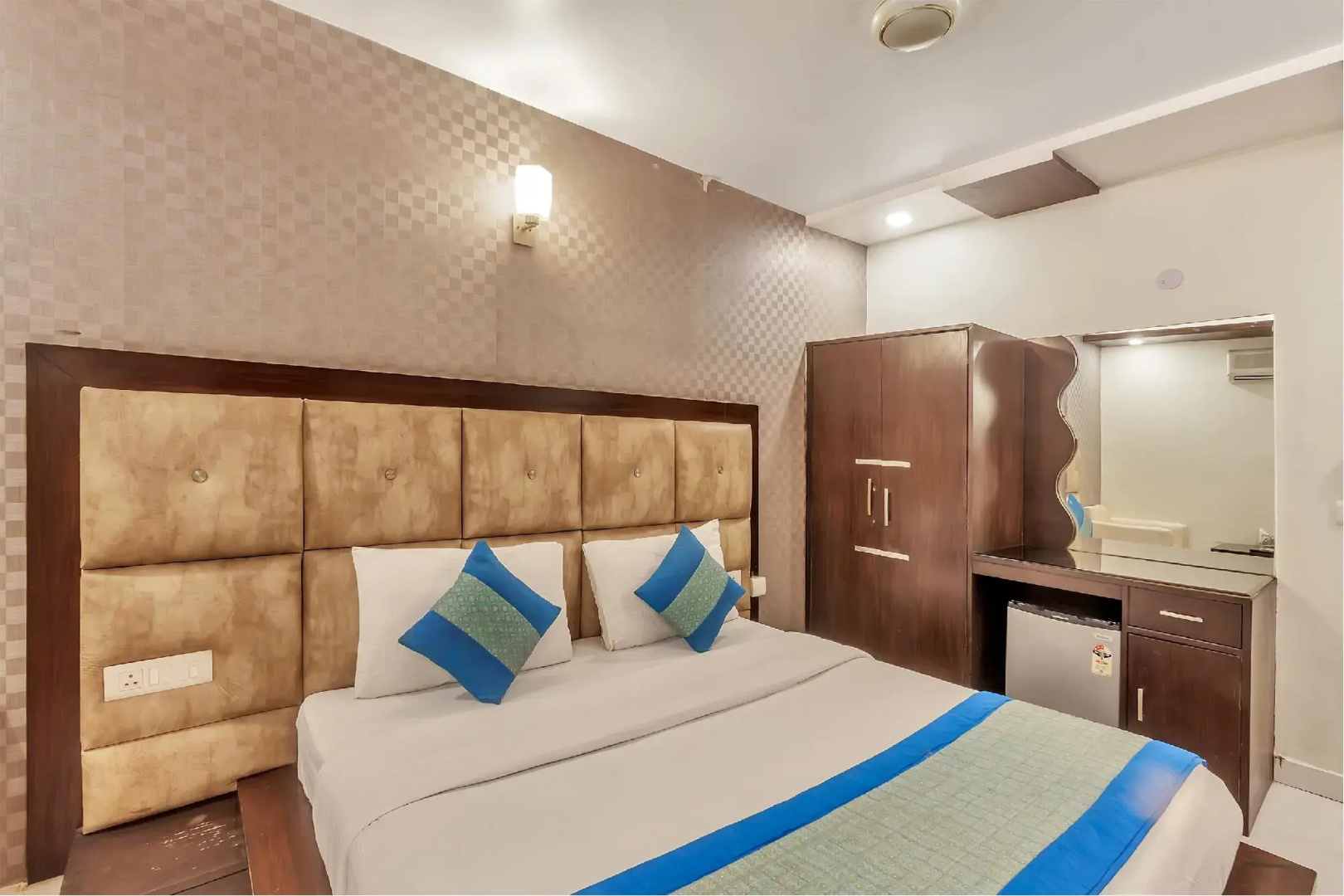OYO 8902 Hotel Ronald Inn