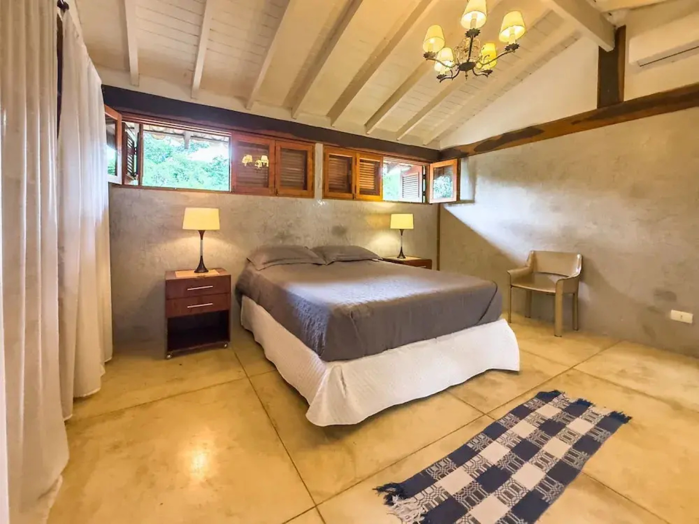 Casa com Piscina Privativa e Natureza – Granja Viana, São Paulo