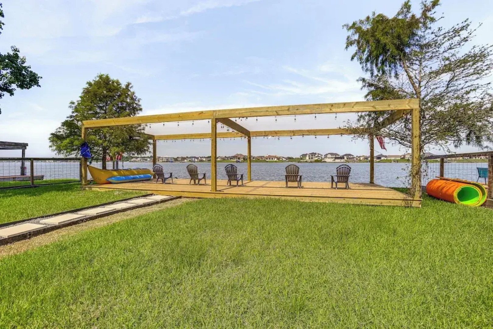 Willis Waterfront Home w/ Deck on Lake Conroe!