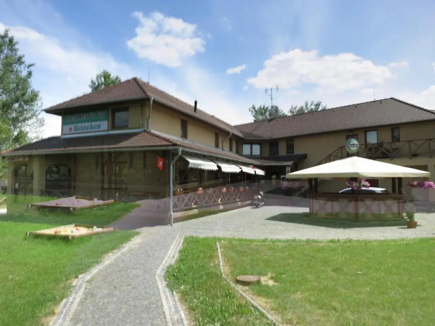 Guest House Meat Heads Pub