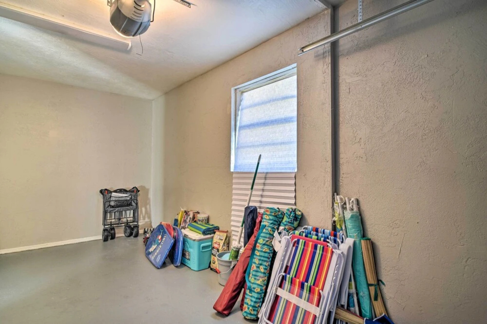 Beach-style Getaway w/ Lanai ~ 4 Mi to Beaches!