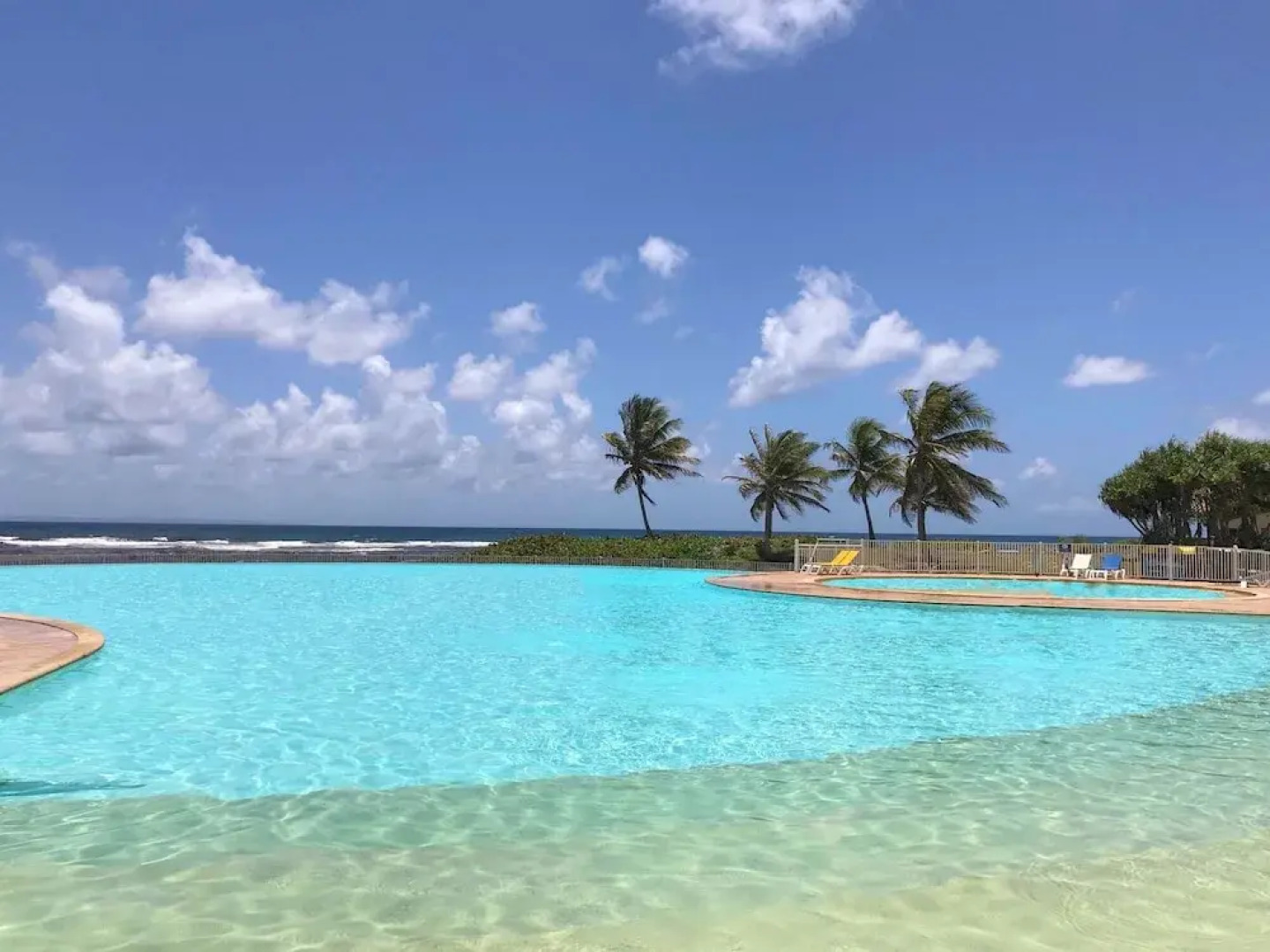 Ti. Maanga vue mer et pieds dans l'eau