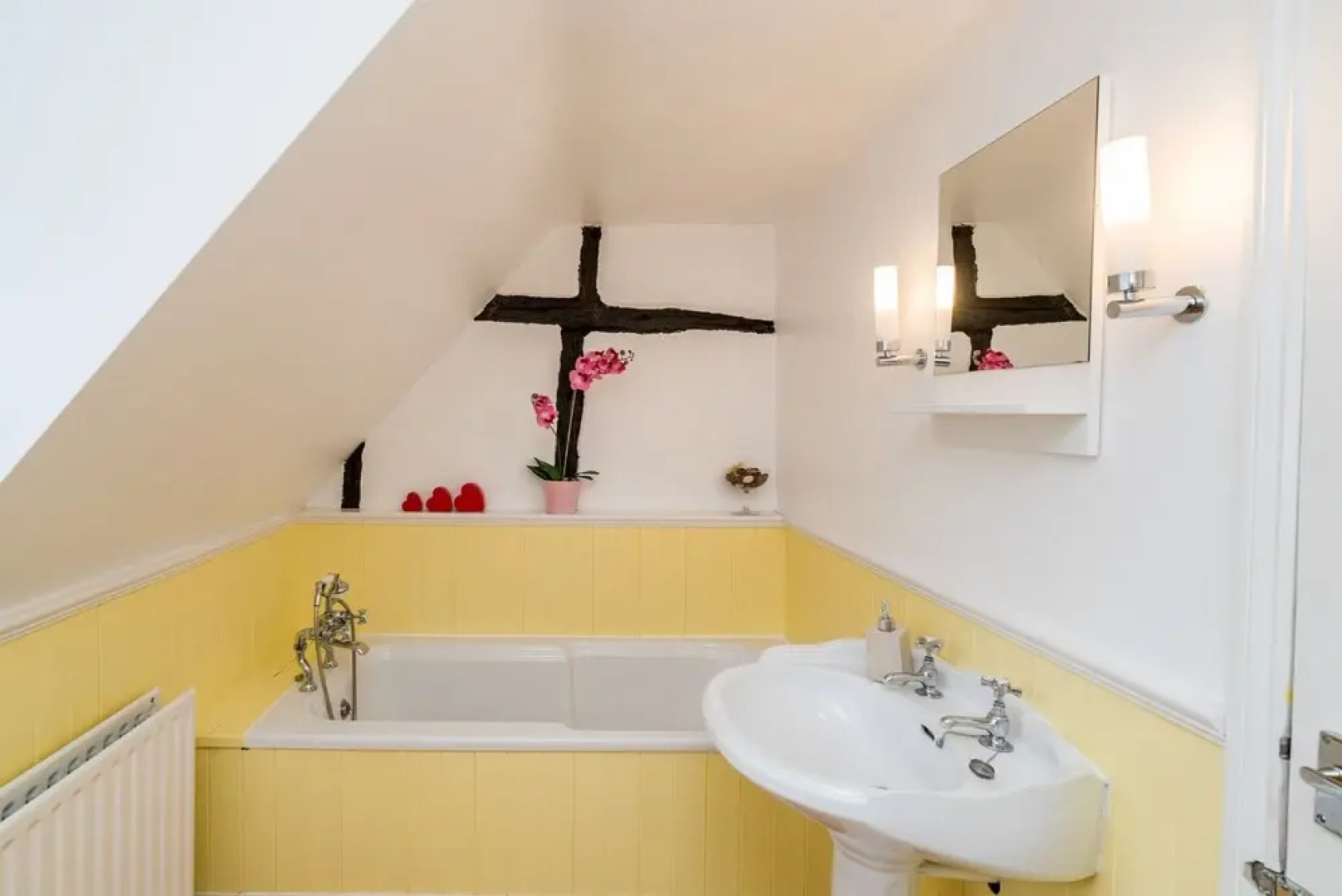 Yew Tree Cottage- Sleeps 12, Garden & Pet-friendly