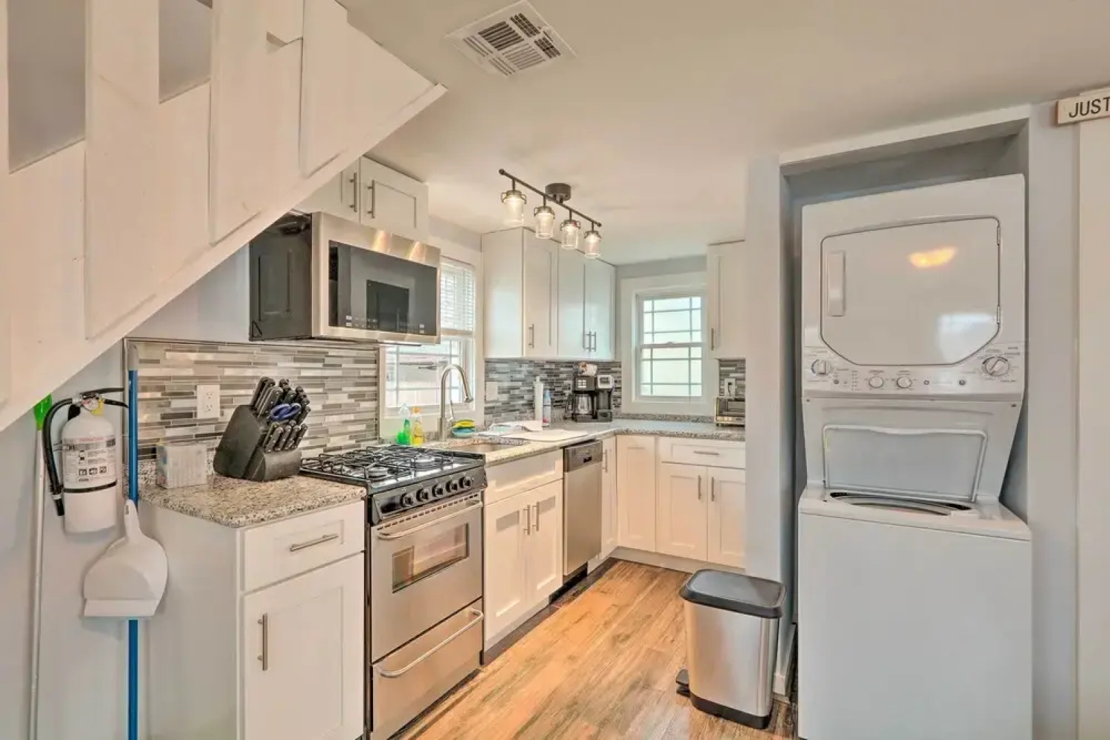 Modern Townhome: Walk to Beach, Bars & Eats!