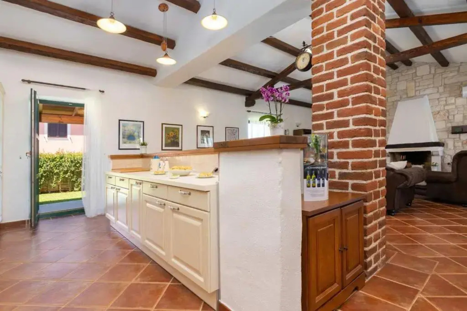 Beautiful Villa In A Quiet Area, With Enclosed Garden, Private Swimming Pool And Outdoor Kitchen