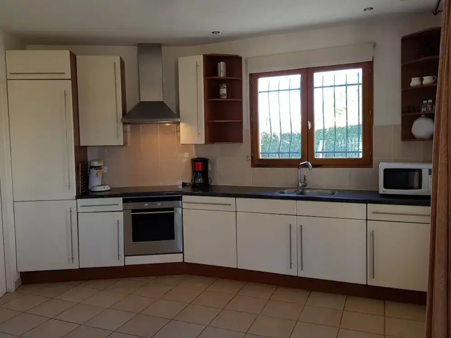 Spacious Villa With Swimming Pool, Jacuzzi, Trampoline, Swing, View, 500m Bakery