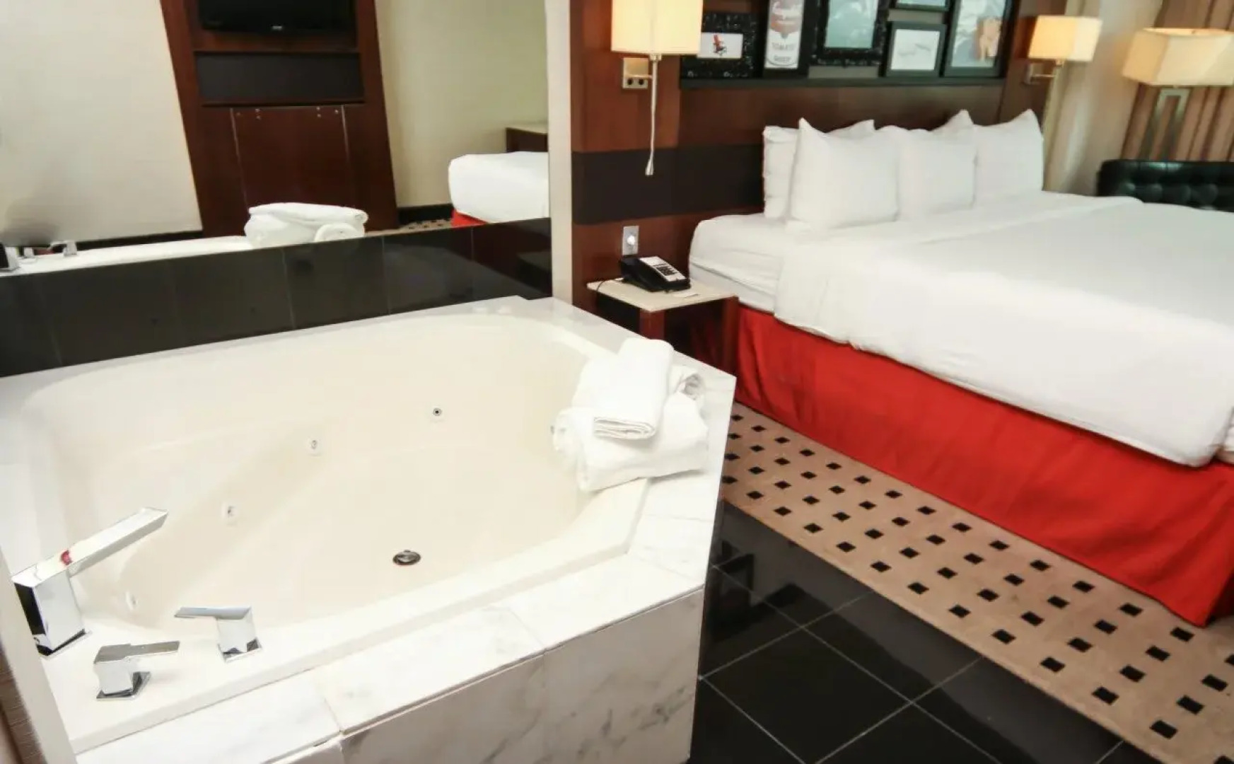 Delta Hotels by Marriott Milwaukee Northwest