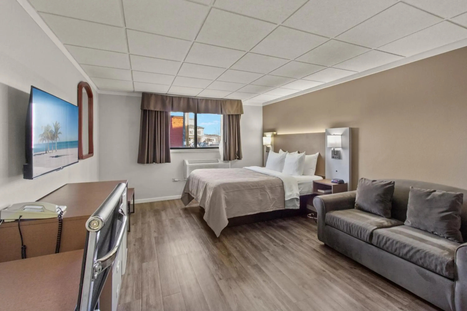 Quality Inn & Suites Green Bay Downtown