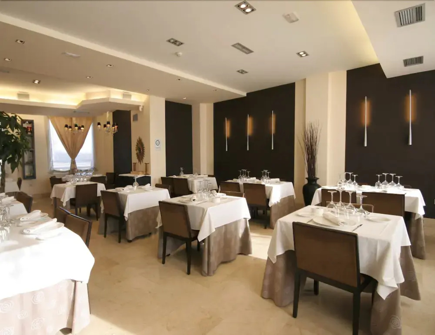 Hotel Asador H.M. Versus