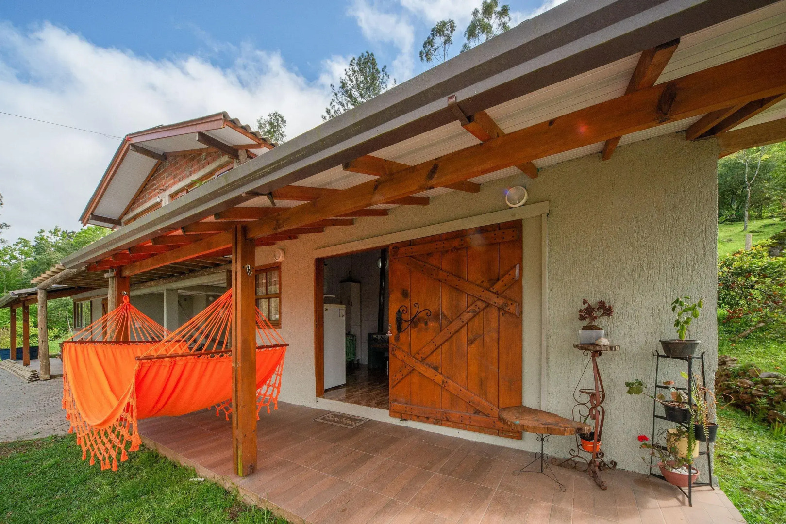 Charmosa casa na serra em Canela EMC1220