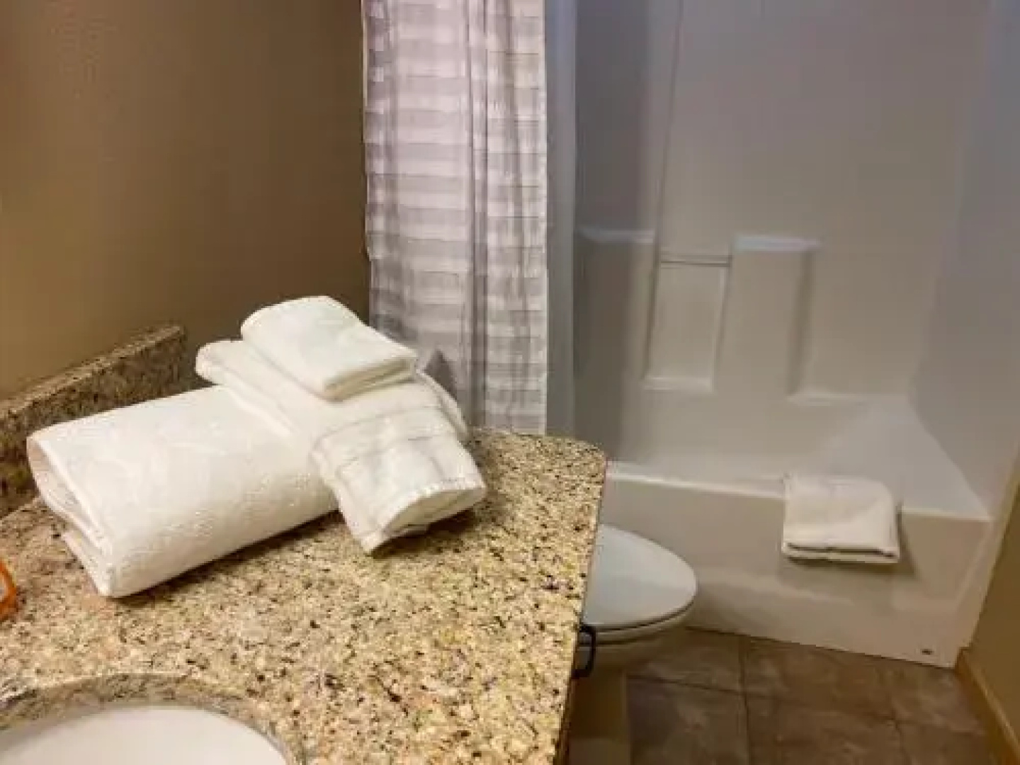 Raspberry Garden Inn & Suites