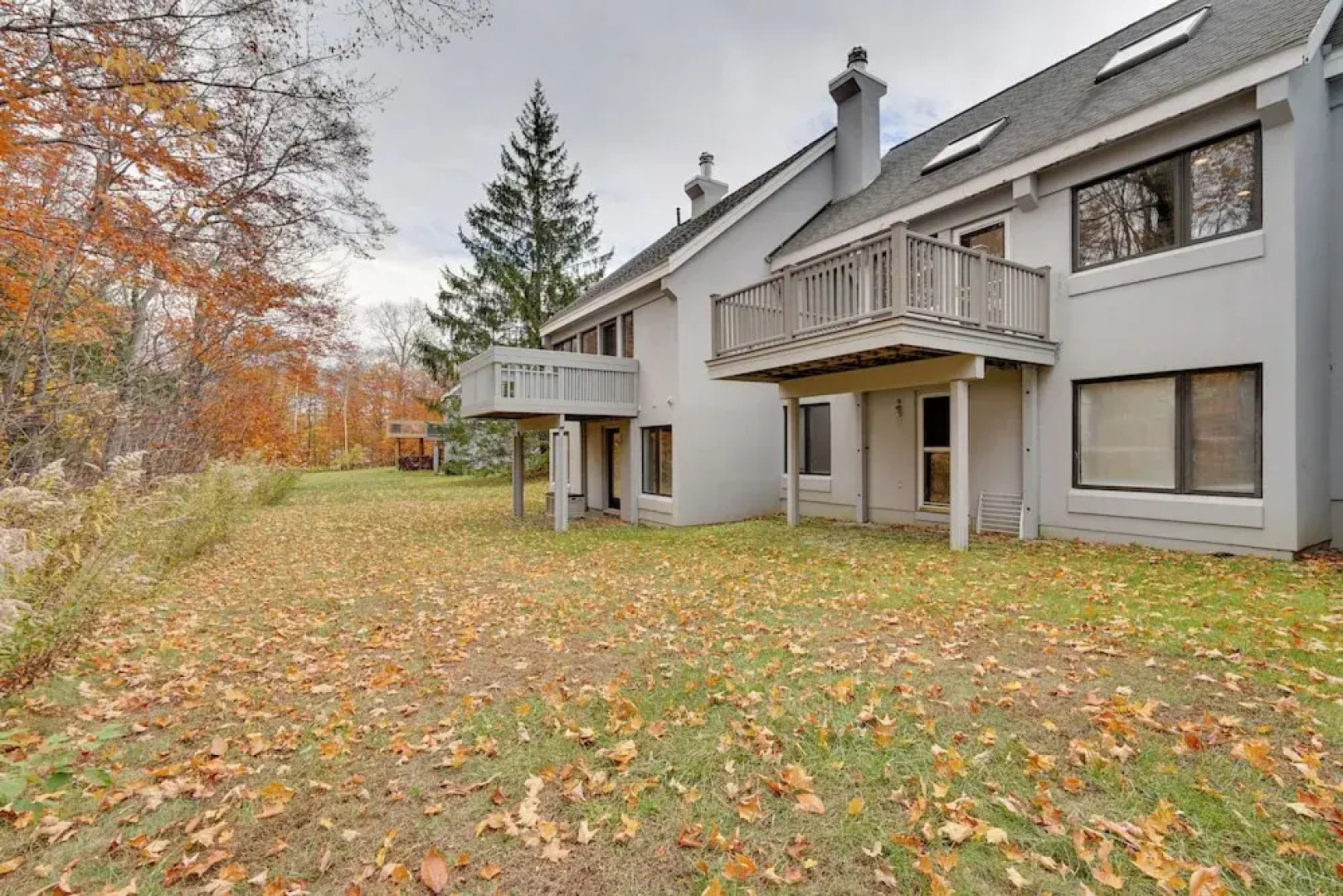 Sunny Stratton Townhome ~ 1 Mi to Skiing!