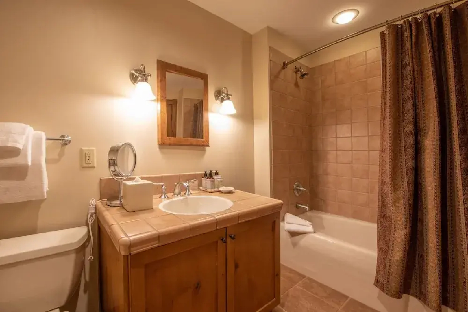 Top Floor 2 Bedroom In Mountaineer Square- Slopeside Condo - No Cleaning Fee! by RedAwning